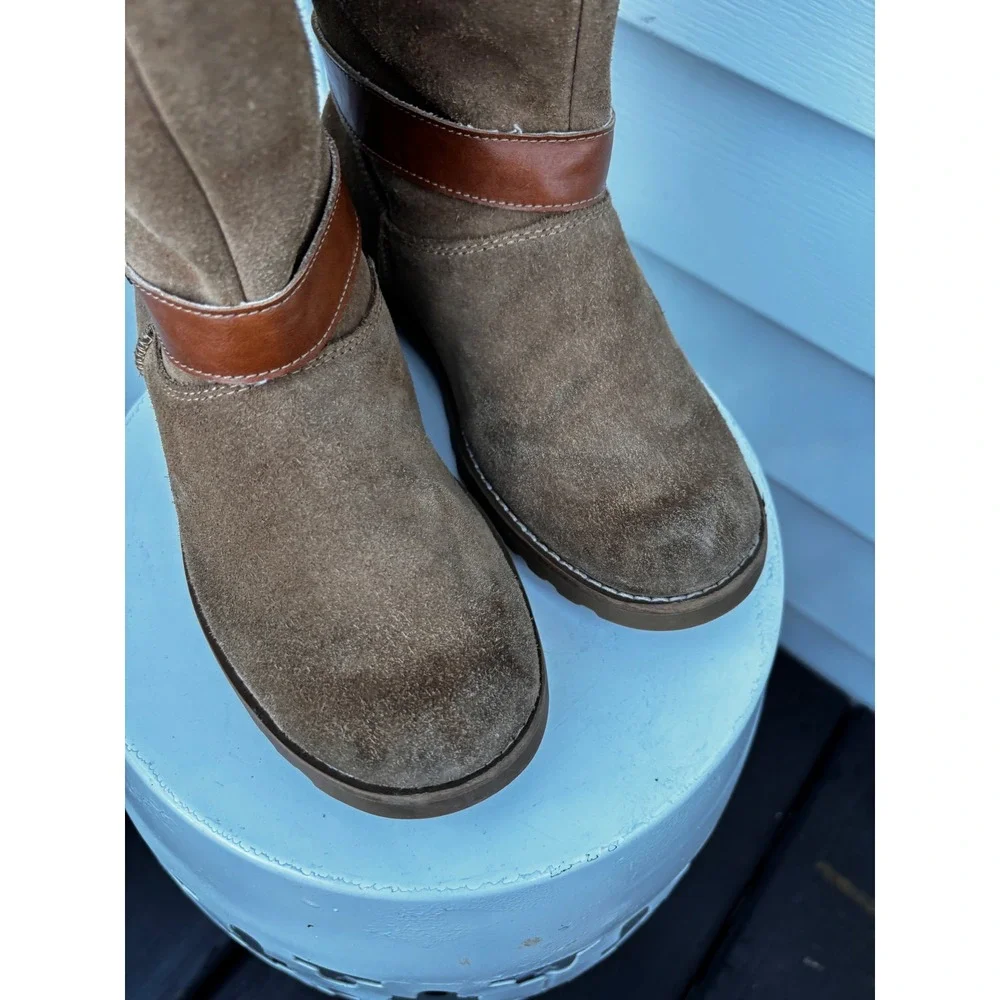 UGG Kids Suede Leather Buckle Winter Boots Cozy Faux Fur Trim -‎ Size 3